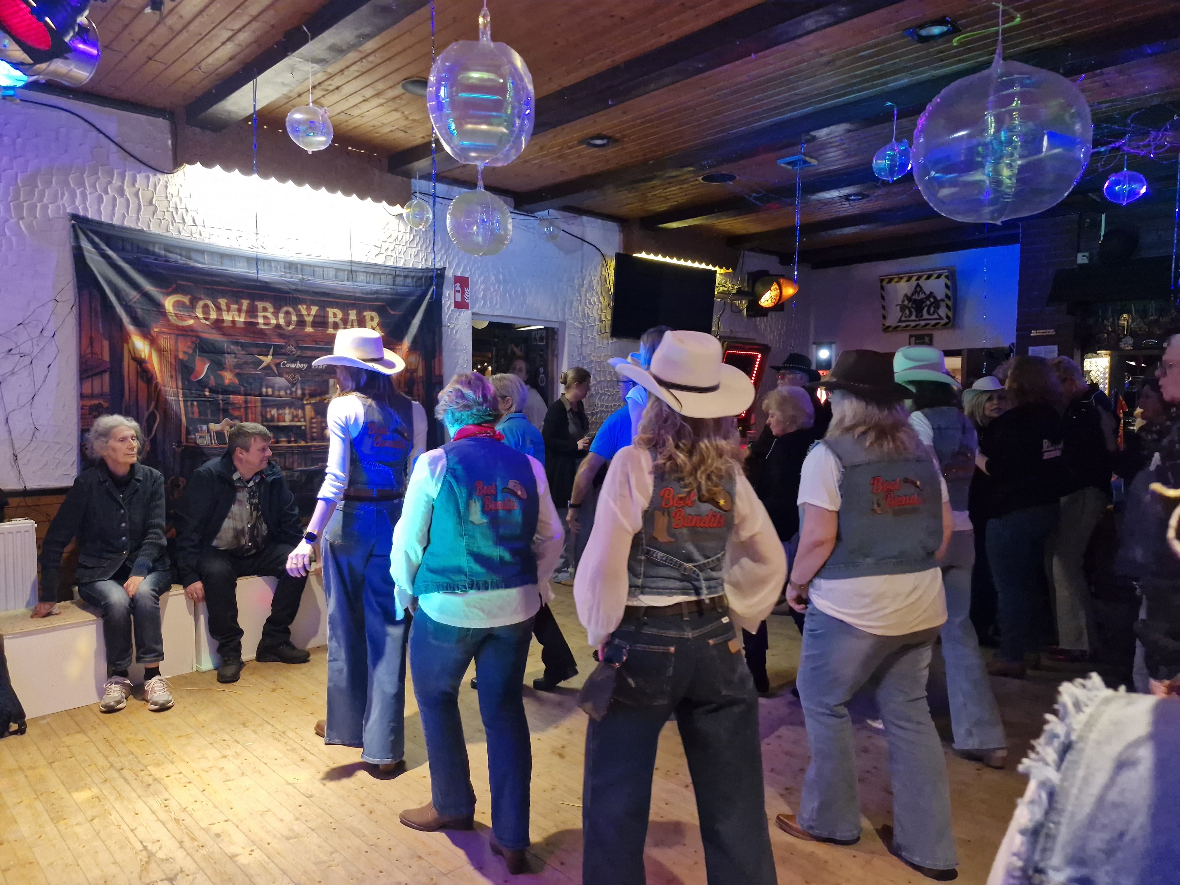 Boot Bandits Tänzerinnen beim Line Dance – Cowboystiefel und Country Style